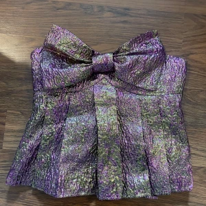 Glittrig topp - En jättefin fest topp. Dragkedja på sidan, hör av er vid fler frågor!