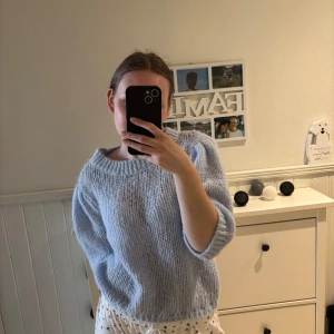 Ljusblå stickad tröja - Ljusblå tröja från vero Moda, aldrig använd 