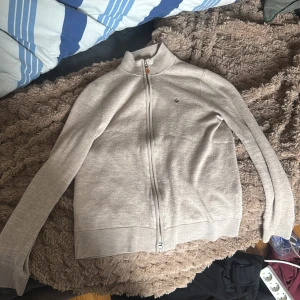 Ljusgrå stickad kofta med dragkedja från Morris  - Säljer en ljusgrå stickad kofta från Morris använt några gånger inga hål. Ord pris 2000 men säljer för 1200 pris kan diskuteras