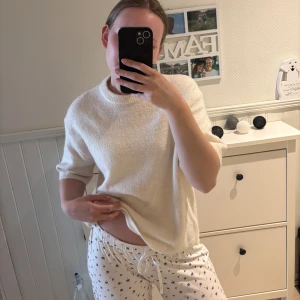 Vit stickad tröja  - Stickad tröja från Gina tricot, aldrig använd. Nypris 400 kr 