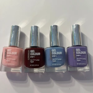 Nagellack från Hm - 4 olika nagellack från Hm. Endast testade så inprincip oanvända. Köpta för 80kr/st säljer för 60kr/st. Alla för 200kr