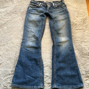 Lågmidjade bootcut jeans - Jätte snygga lågmidjade jeans med bootcut. Midjemått tvärs över: 35 cm, innerbenslängd: 73 cm💞💞