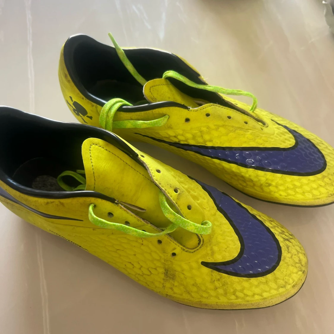 Gula Nike fotbollsskor med lila Nike loga - 1