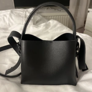 Svart axelväska med knytdetaljer - Supersnygg svart väska! 