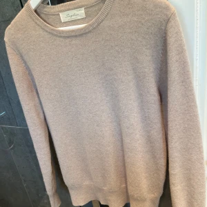 Sayless cashmere tröja  - Säljer min cashmere tröja från Sayless då jag växt ut den. Storlek XS men passar S  Passar perfekt till sommaren