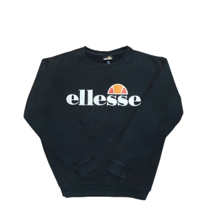 Ellesse Tröja Svart - Säljer just nu denna sköna och klassiska Ellesse tröja i storlek M för endast 100kr‼️Den är simpel och passar till allt. I mudden vid halsen finns det små slitningar men annars är den fin och hel 🙌