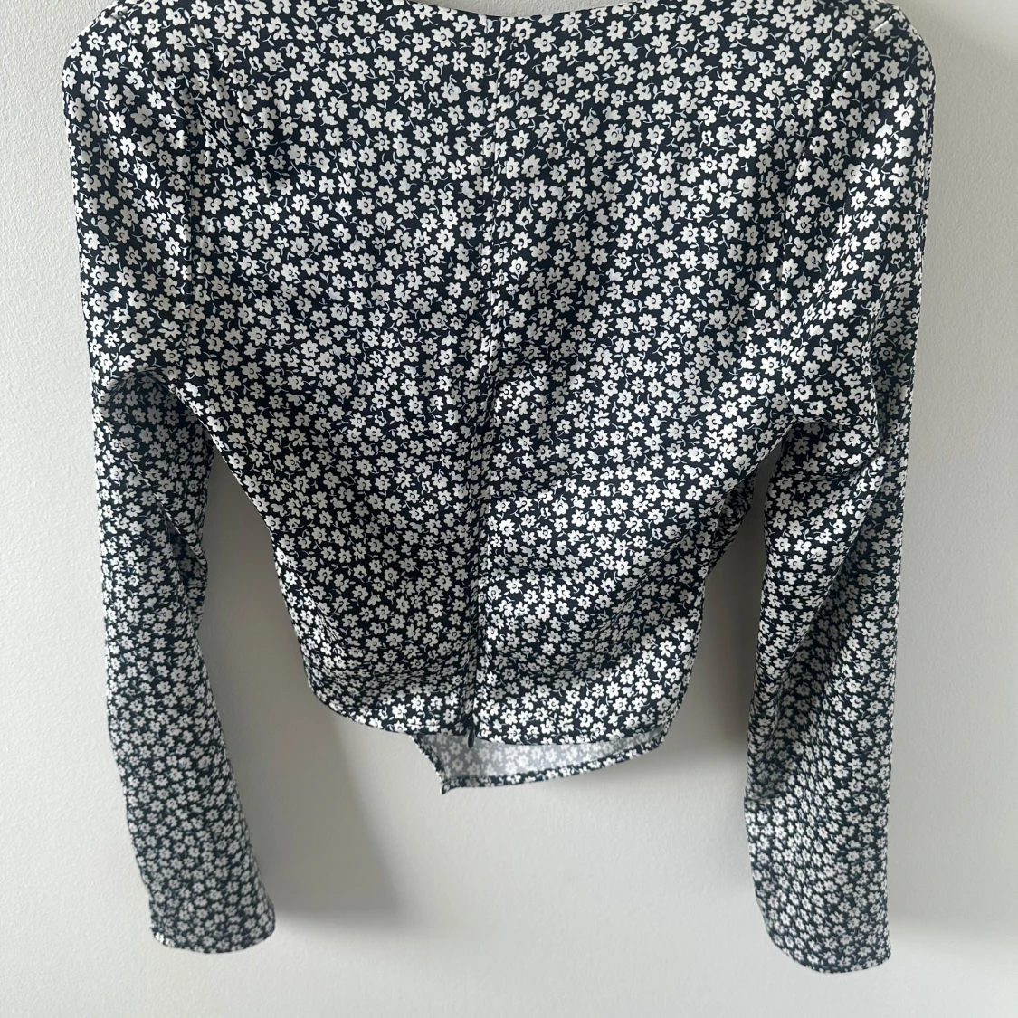 Svart blommig omlottblus från H&M - 1