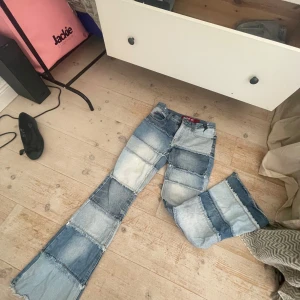 Patchwork jeans från Zana-di - Unika patchwork jeans från Zana-di, SUPERSNYGGA men tyvärr är de för små för mig nu! De har slitsar i midjan så man kan vika ner och ha de lågmidjade men detta går ju såklart att sy igen❤️