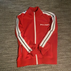 Palm angels tröja  - Säljer nu en snygg röd Palm angels tröja. Storleken är s men passar m. För fler frågor är det bara att fråga!