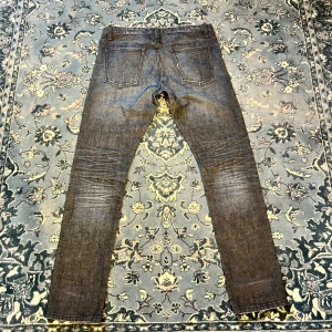 Earnest Sewn jeans - Mörkblå-grå jeans från Earnest Sewn New York, med slim passform men inte för skinny. Riktigt snygg färg och tvätt, skicket är som nya inga slitningar eller skavanker. Skriv vid frågor, prioriterar snabb affär så priset går att diskutera.