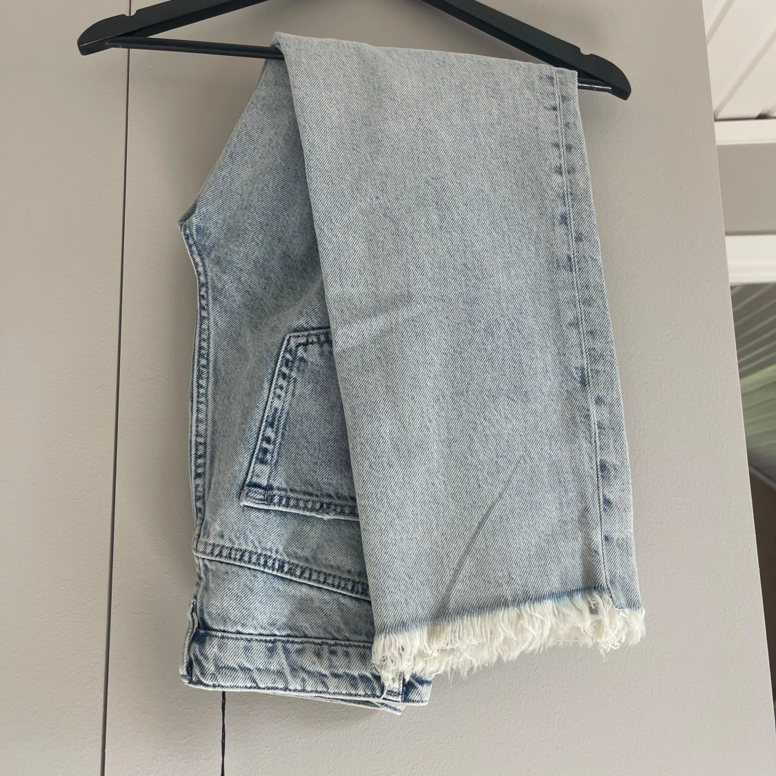 Ljusblå jeans med slitningar  - 2