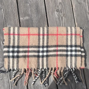 Beige burberry halsduk - Burberry halsduk med flera hål och alltså sådär skick, den är mjuk 