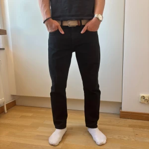 Sprillans nya levi’s jeans - Säljer dessa riktigt snygga och oanvända levi’s jeans med slim/rak passform 😎| Skick 10/10 | Storlek W28 L28 | Färg: Svart | jeansen har kortats ner från L32 till ca L28/L29. Skriv vid minsta lilla fråga 🗣️🗣️