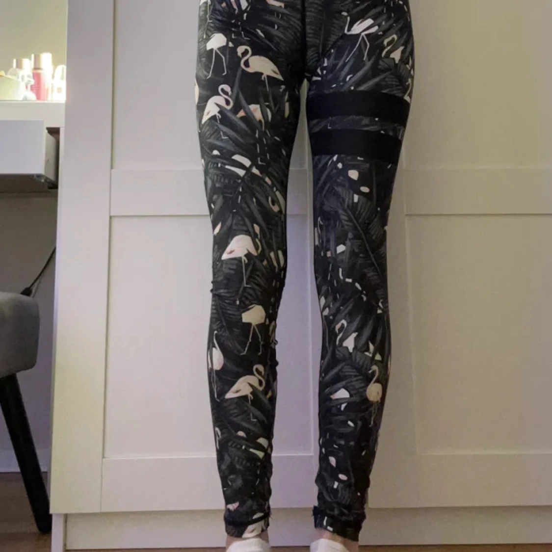 Svarta träningstights med flamingomönster från Stronger - 4