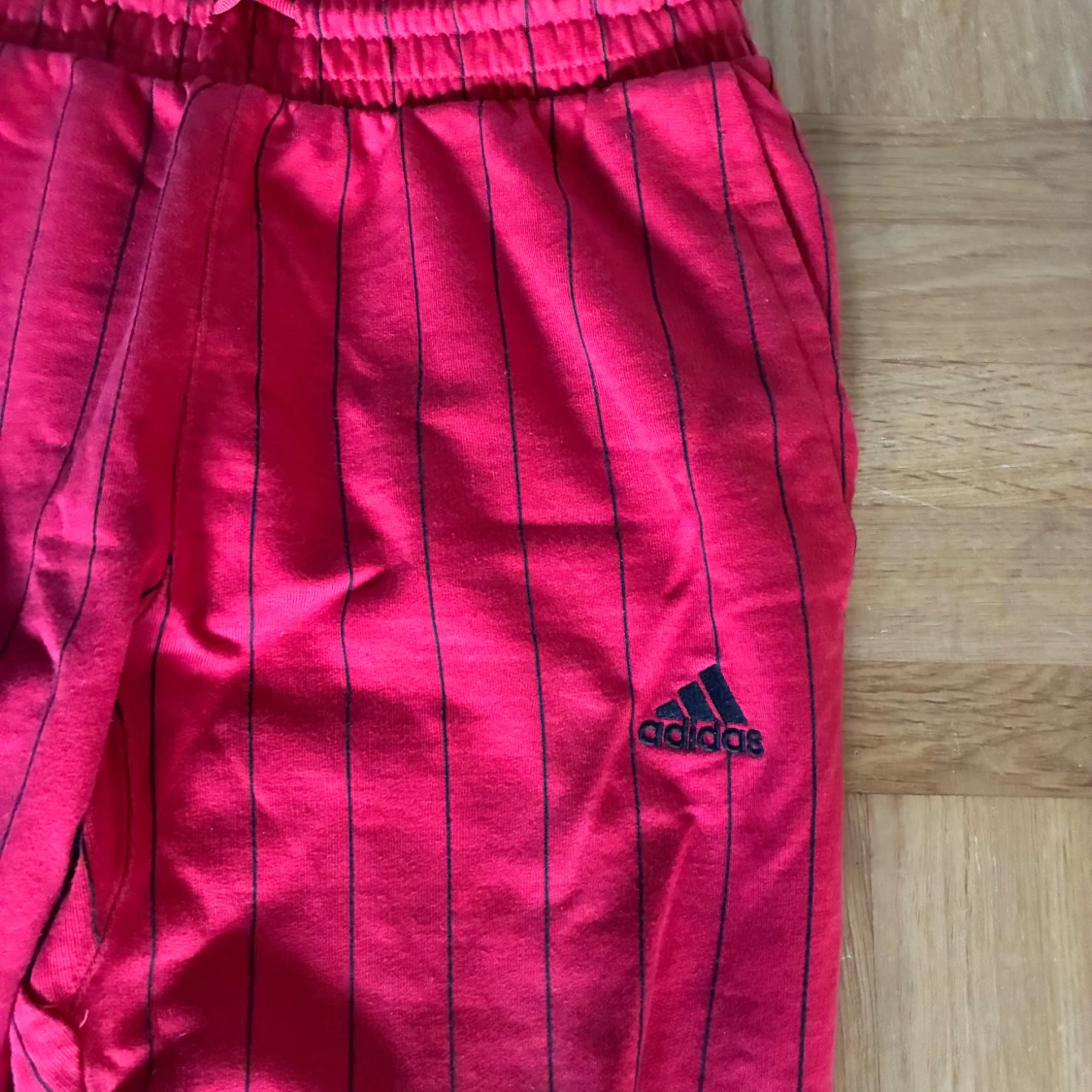 Röda adidas byxor med svarta ränder - 1