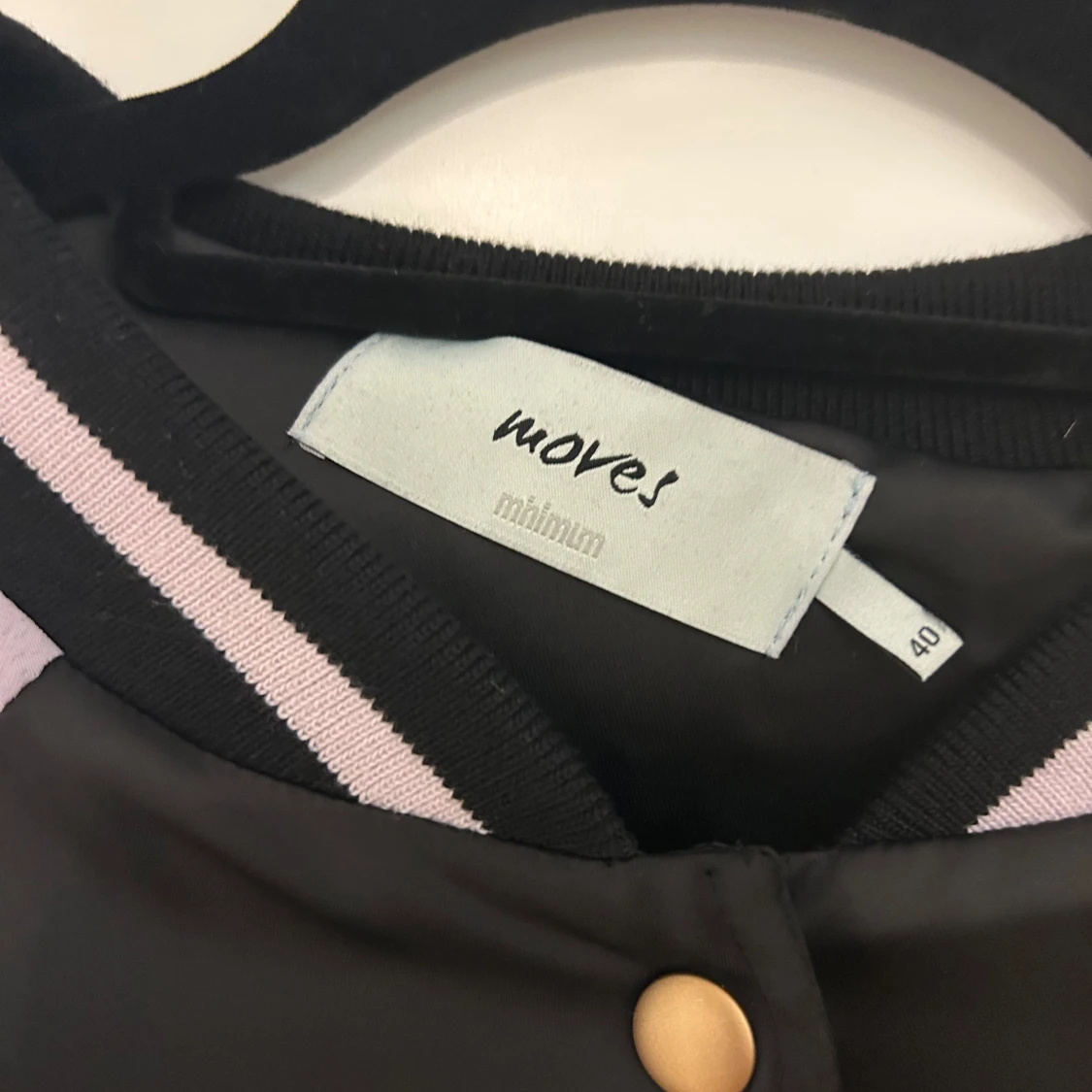 Svart och lila bomberjacka från Moves by Minimum - 2