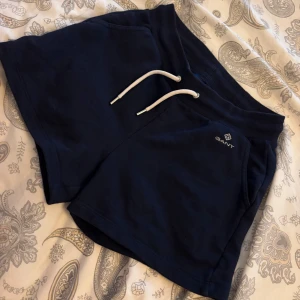 Mörkblå shorts från GANT - Mjukis shorts från Gant i marinblå färg! Fickor på sidorna. Knappt använda! 