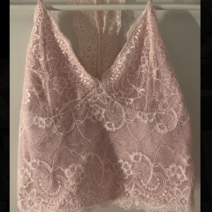Rosa spets topp - Söt rosa spets topp med fin design i ryggen. Vet ej märke.
