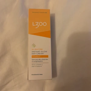 L300 Instant Glow Day Cream Vitamin C - Dagkräm med vitamin C och E som ger huden lyster och energi. Passar alla hudtyper och är parfymfri. Kommer i en vit och orange förpackning, 50 ml. HELT oanvänd. Nypris 189kr