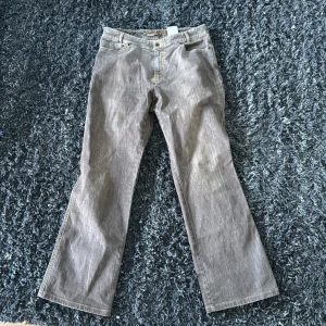 Grå bootcut jeans från Rosner - Sköna bootcut jeans som e storlek 32 i midjan och ungefär 32 i längd. Inga defekter kom gärna med offer!