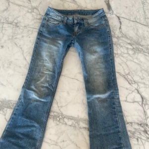 Jättefina low waist bootcut jeans - Säljer ett par supersnygga blå bootcut jeans. Är i nyskick och har ingen defekter. Säljer då de tyvärr inte kommit till användning 