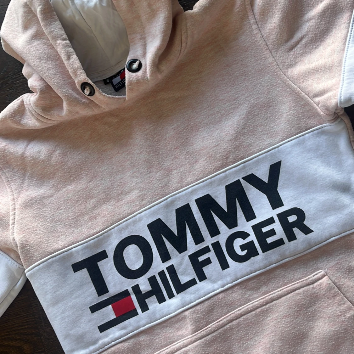 Ljusrosa hoodie från Tommy Hilfiger - 2