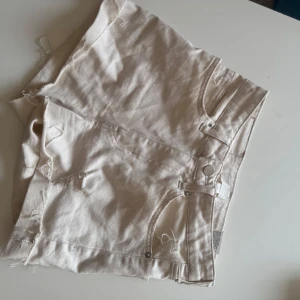 Vita jeansshorts från H&M - Säljer ett par vita jeansshorts från H&M