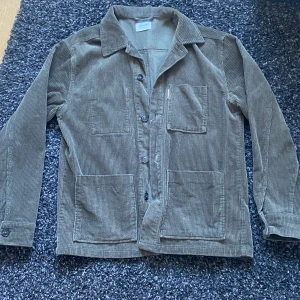 Overshirt från studio total - Säljer nu denna overshirt då den i princip aldrig används, det är en fin jacka som passar bra till vår och sommar. Pris kan diskuteras 