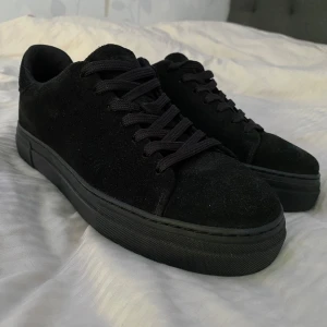 Selected Homme skor - Säljer nu mina Selected homme föratt jag inte har använt dom, köpte dom för 2 månader sen men kommer inte till användning. Dom är helt oanvända. Pris kan diskuteras och byten kan gå beroende på vad för skor. Nytt pris 1100kr