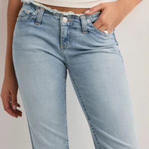 Ljusblå bootcut jeans med rå kant - Säljer nellys skit snygga och populära ljusblå jeans med bootcut passform och rå, fransig midjekant. Helt nya och bara testade då det var fel storlek för mig. Pris kan diskuteras 💕