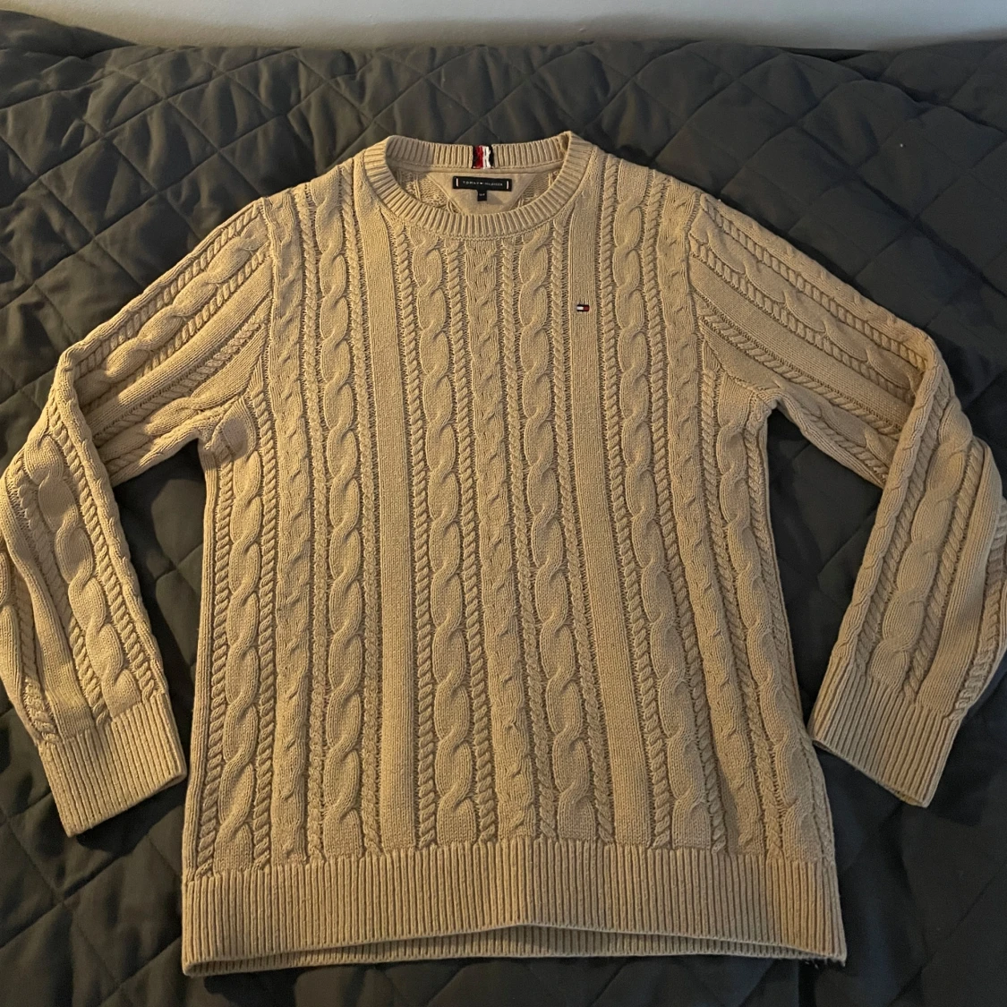 Beige kabelstickad tröja från Tommy Hilfiger