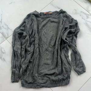 Saint tropez tröja - Den här tröjan är väldigt fin. Den är dock använd, och har kanske ca 4-6 stycken små hål. De hålen på bilde var de största hålen. De andra hålen är på armen. Den har också en liten och ganska osynlig fläck. Annars är den jättesnygg och fin! Har dock inte hunnit stryka den, så den ser väldigt skrynklig ut! Vid köp stryker jag den❤️❣️Nypris 400 kr❤️