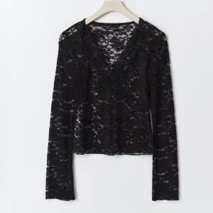 Svart spetsblus med v-ringning - Säljer en svart långärmad topp i spets med v-ringning. Den har en croppad passform. Perfekt att styla till både byxor och kjol. Aldrig använd endas testad🫶🏼