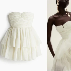 Vit axelbandslös volangklänning från HM - Supersöt axelbandslös klänning i vit färg från HM. Klänningen har bandeuformad överdel, markerad midja och volanger i kjolen som ger en fluffig känsla. Perfekt för sommarens alla tillfällen samt som en studentklänning✨✨✨Ord pris:799 men kan diskuteras. Oanvänd pga hittade en annan klänning istället.