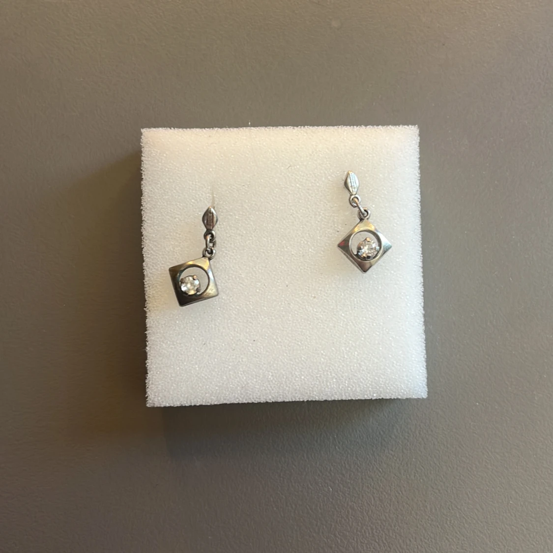 Silvriga örhängen med pärldetalj