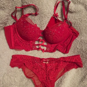 hunkemöller set - superfint hunkemöller set med bh i storlek 75B (eu) och trosor i storlek s (eu). använt några få gånger säljer pga tyvärr gått upp i vikt 🥲 självklart tvättat och fräscht. nypris ca 600 kr