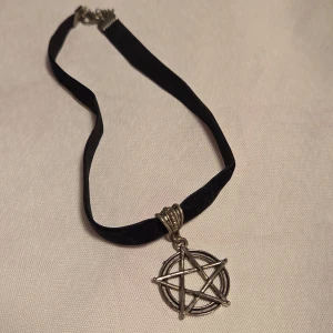 choker - choker halsband med pentagram och satinband