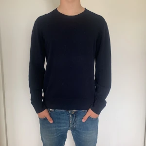 Kashmir tröja mörkblå  - Mörkblå uniqlo Kashmir org pris 1500 i storlek Xs passar stor XS och liten S. Inte nopprig elle nått använd i nån månad 