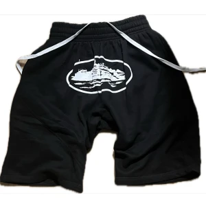 Svarta Corteiz shorts - Ett par svarta Corteiz shorts i storlek XS. Perfekta till sommaren. Skick 8,5/10. Skriv om ni har några frågor eller funderingar. Kan max gå ner till 400kr i pris. 