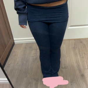 Yoga pants - Mörkblå yoga pants. Använda ett fåtal gånger, jätte fina. Mycket bra skick💘