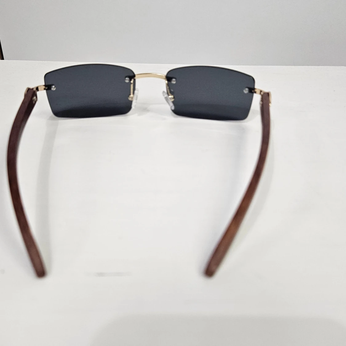 Svarta rektangulära solglasögon med gulddetaljer - 2