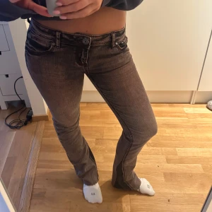 Svarta/rosa bootcut jeans - Säljer ett par svarta och rosa bootcut jeans med låg midja och klassiska fem fickor. Jeansen har en lätt tvättad och mer unik look. De är omsydda till bootcut då de innan hade en slim passform. Jeansen är i märket Fishbone och är i storlek w28. Men skulle säga att de passar från storlek w26. Jag är ca 162.