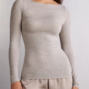 Intimissimi tröja beige  - nästan aldrig använd, org pris är 489kr, kom privat om du vill ha bilder osv