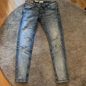 Jack & Jones jeans - Hej säljer nu ett par helt nya Jack & Jones jeans i strl 32/32. Vid intresse är det bara att höra av sig!