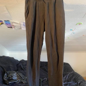 Svarta mjukisbyxor från 157 - Svarta mjukisbyxor från 157 med resår och dragsko i midjan. Byxorna har en enkel och avslappnad design, perfekta för en chill stil. Mjukt material som känns skönt mot huden.