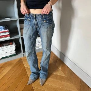 Vintage Jeans - Supersnygga jeans med coola fickor där fram! Köpta second hand, bra skick🥰