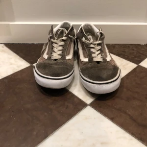 Gråa Vans Old Skool sneakers - Säljer ett par snygga vans i snygg mocka. Box tillkommer inte.