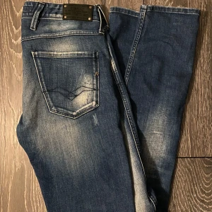 Unika Replay Jeans med schyssta slitningar🔥 - Säljer dessa unika replay jeans då de inte kommer till användning. Jag har inte lyckats hitta dessa med samma wash eller slitningar någon annan stans så de är riktigt unika✅, köpte de här för 1250kr säljer för 700kr💸. De har inga märkvärdiga fel, skick 9/10. storlek 30/34 men PASSAR som L32✅ Skriv gärna vid funderingar eller frågor! priset kan diskuteras vid snabb affär!