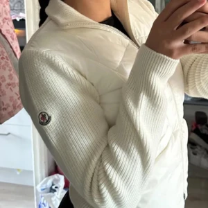 Vit Moncler Cardigan Dam - Säljer en jätte fin vit Moncler cardigan för kvinnor. Den är i storlek L men den är liten så funkar oxå för M. Finns inga defekter eller tecken på användning. Snabb leverans!📬 Pris 1599 kr