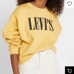Gul sweatshirt från Levi's - Säljer en gul sweatshirt från Levi's med stor svart logga framtill. Tröjan har rund halsringning och långa ärmar. Använd vid fåtal tillfällen, inga anmärkningar. Så mjuk och härlig!